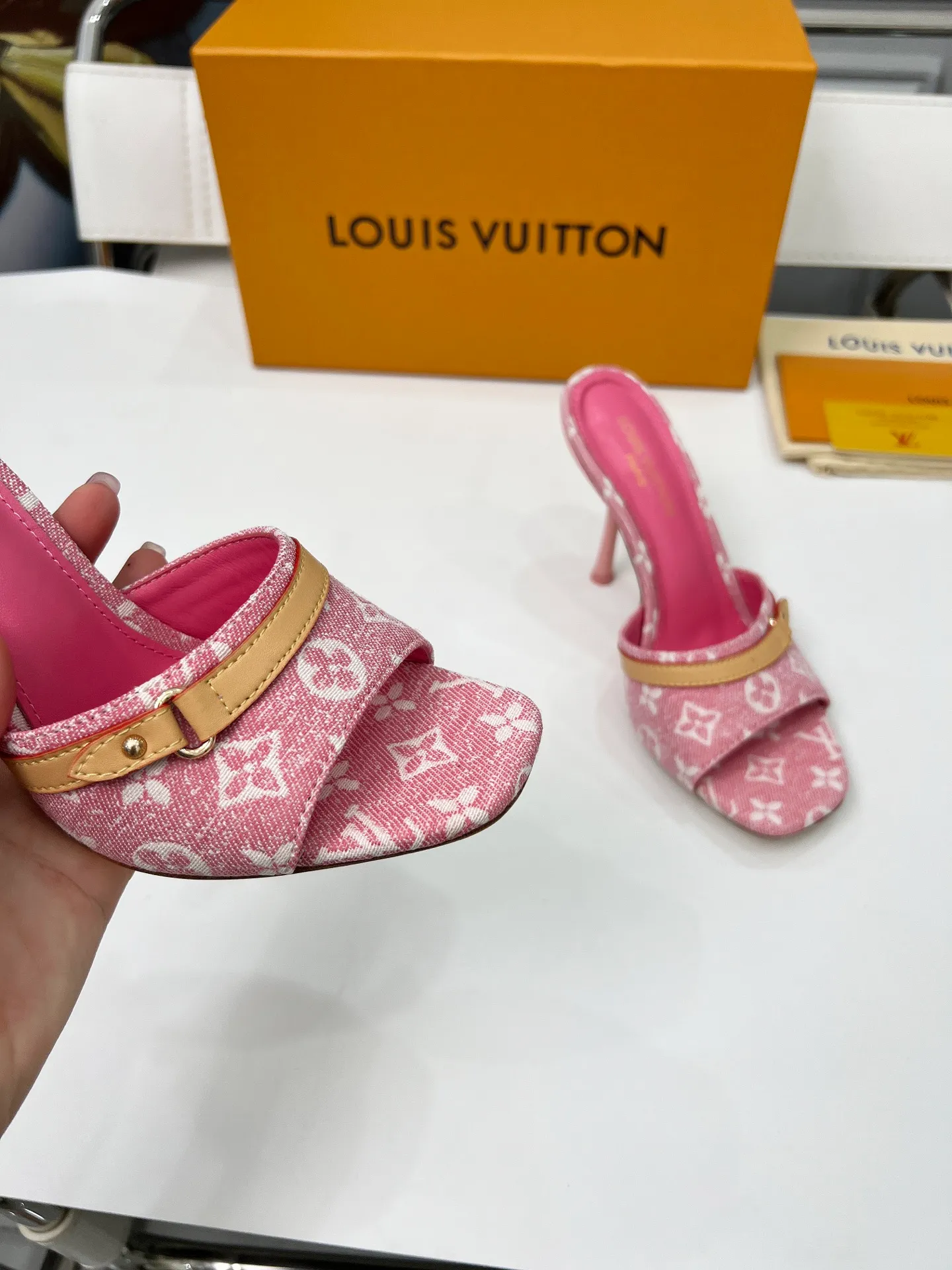 👟👟Ex-factory price 440👟👟 LV new denim kitten heel slippers 2025 summer must-have for goddesses, original replica, super comfortable on the feet. Show off the queen's temperament, the heel height is 9.5CM, which shows your temperament without being tiring. Leather outsole. Standard code: 35-42 (41 and 42 codes are customized, non-returnable and non-exchangeable)